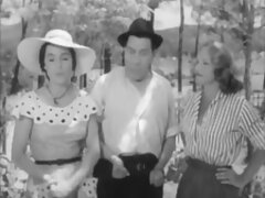 Bellezza con le gambe lunghe si siede su un uomo in faccia e un bar in piedi porno film vintage italiani