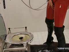 Una strega si trasforma in un agente porno e le sue gambe orge italiane video divaricate
