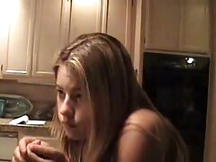 Una ragazza con un x video italiani cappello pieno di buchi per sesso appassionato